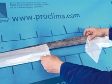 3. Sovrapporre e incollare la guaina