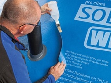 11a. Su tetti a spiovente: giunzione di passaggi per tubi