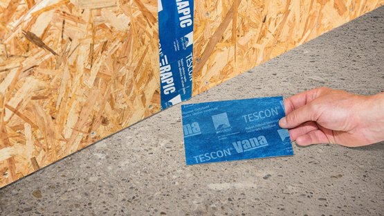 2. Se opportuno, preparare i nastri adesivi per i giunti tra pannelli.