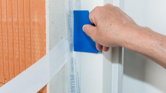 6. Incollare e premere sulla spalletta