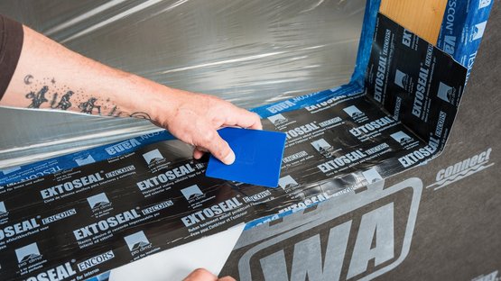 3. Incollare sulla superficie