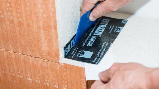 1. Applicare uno strato di intonaco di finitura sull’apertura della finestra