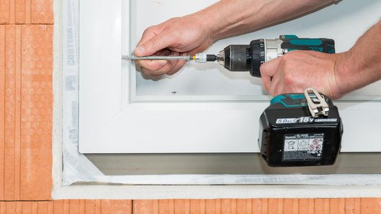 5. Inserire la finestra e isolare le fughe
