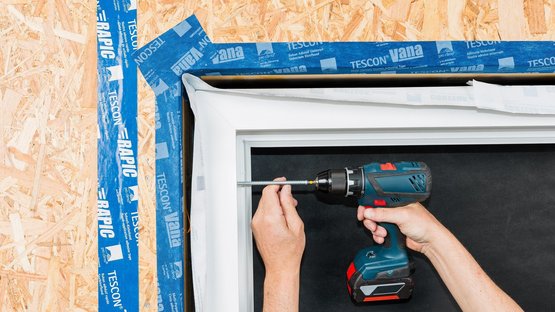 5. Inserire la finestra e isolare le fughe